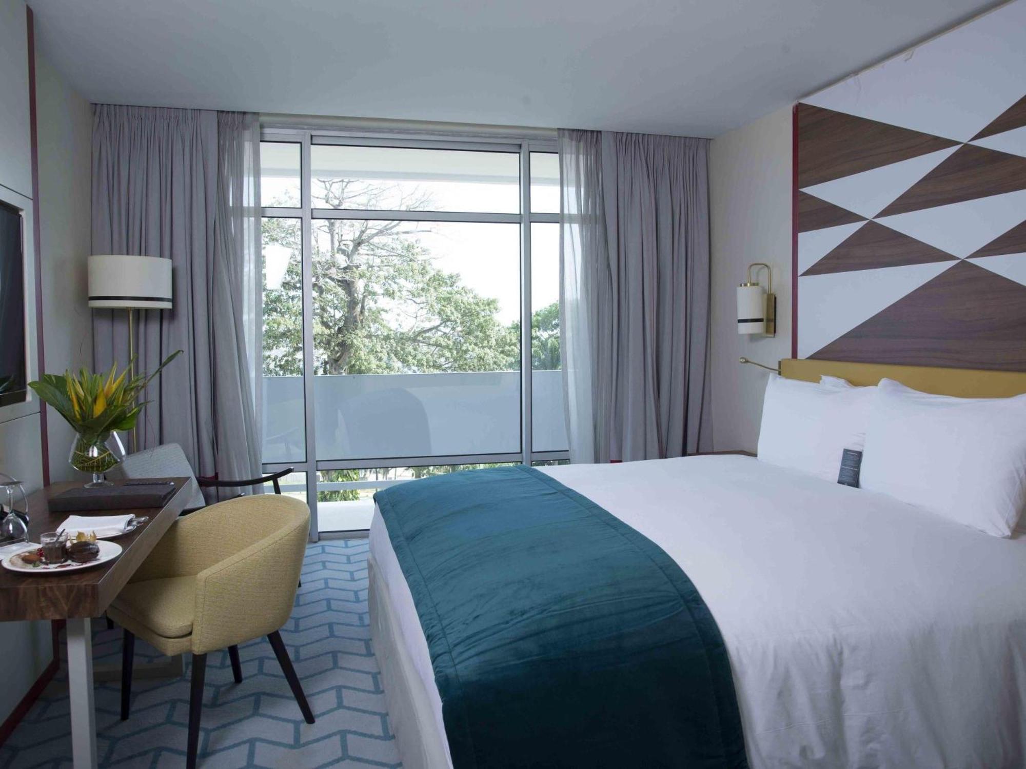 Luxuriöses Zimmer mit Kingsize-Bett, Balkon und Blick auf die Lagune